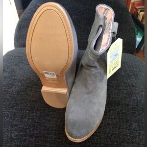 New Toms Laurel suede boots . Size 8.Perfect condition